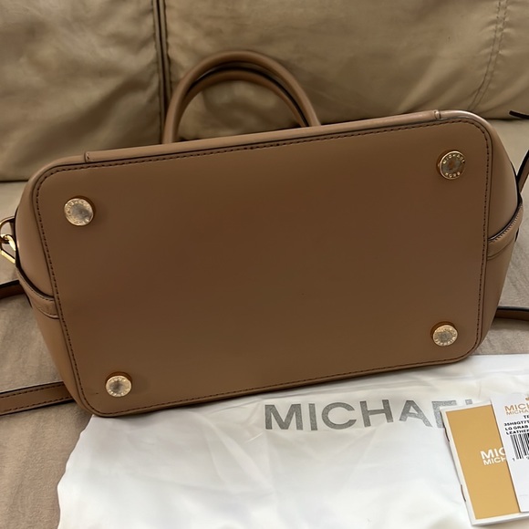 Michael Kors tan tote/crossbody. - Picture 4 of 6